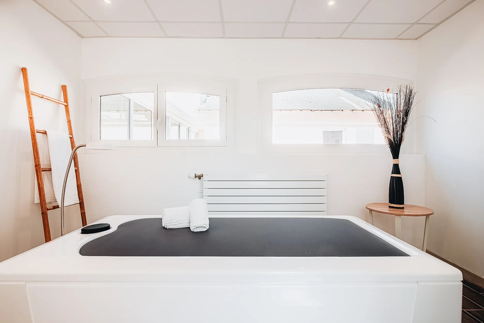 Baignoire moderne dans salle de bain lumineuse