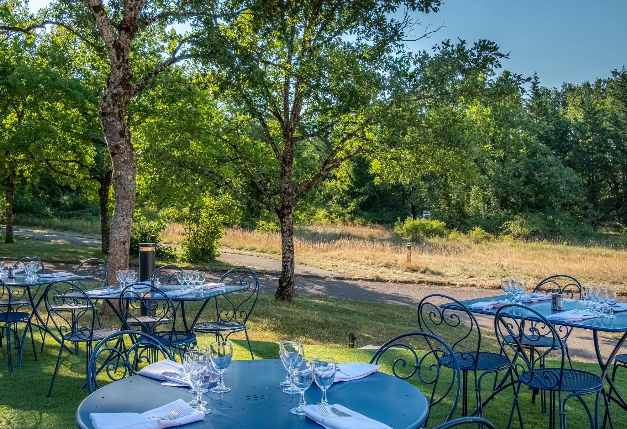 Tables de restaurant en terrasse ombragée