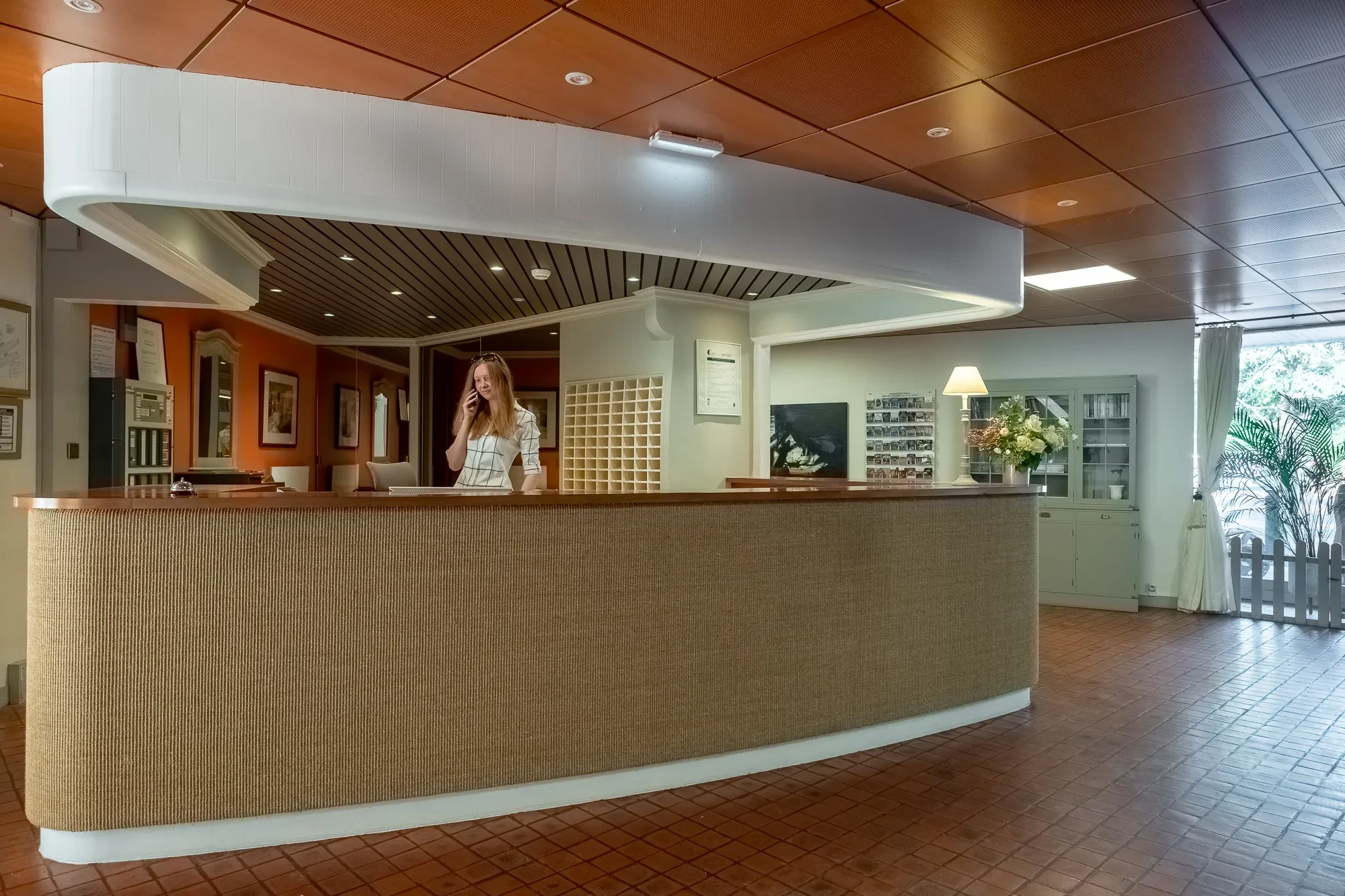 Réceptionniste parlant au téléphone dans un hall d'hôtel