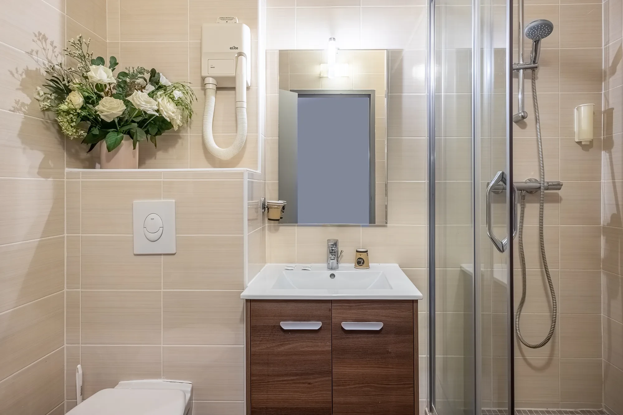Petite salle de bain moderne avec douche et lavabo
