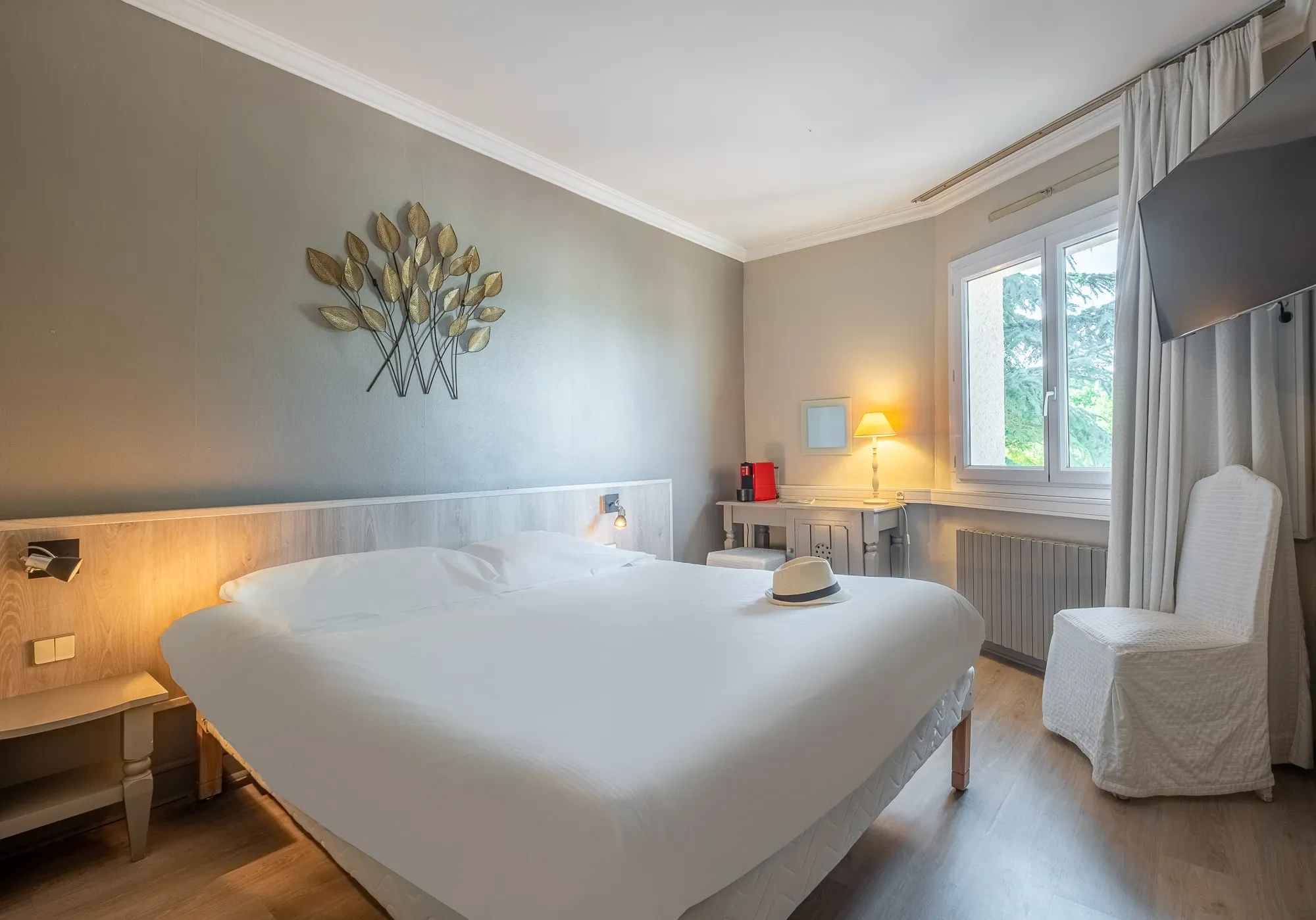 Chambre d'hôtel moderne avec grand lit confortable