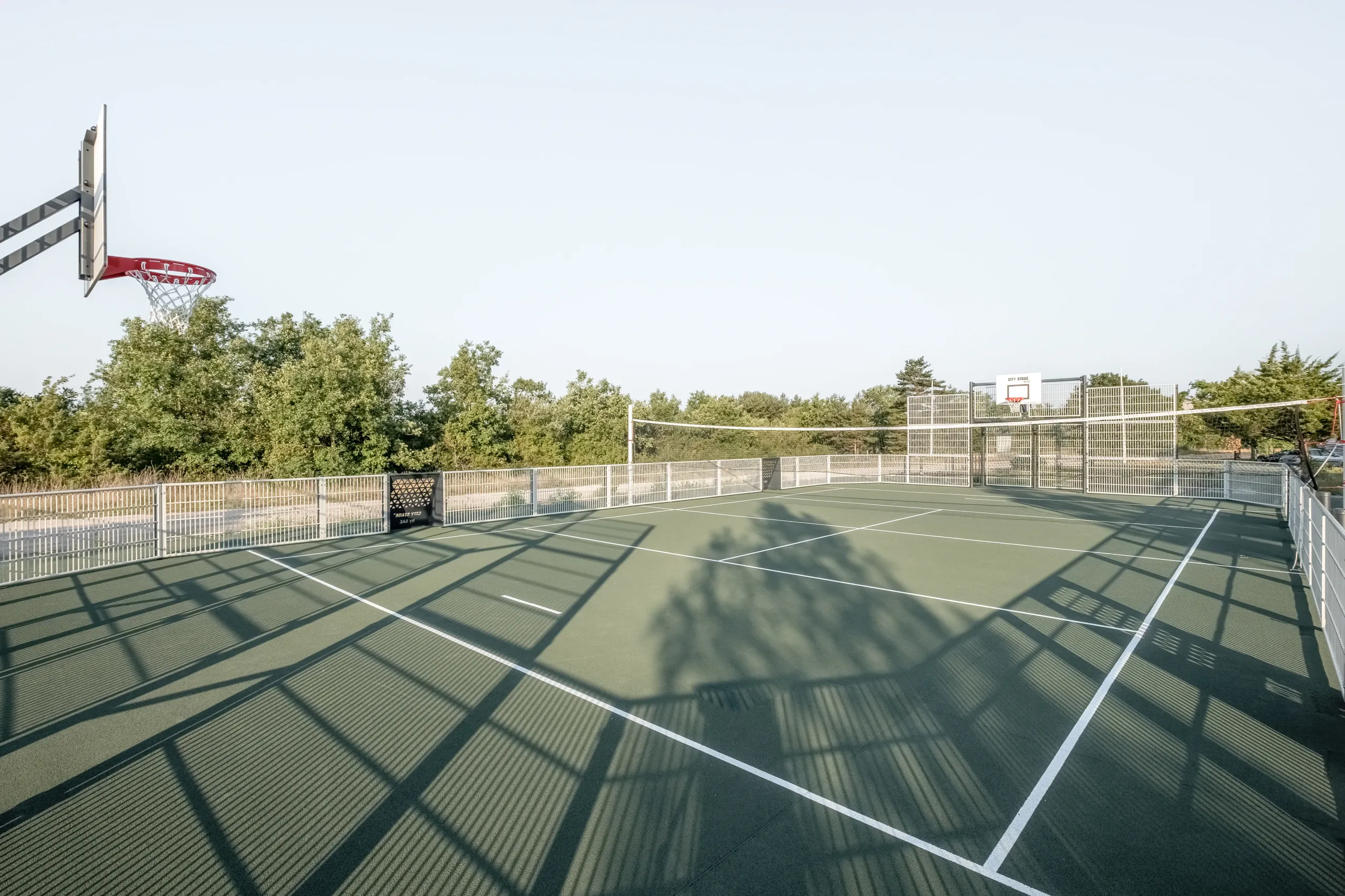 Terrain multisports extérieur avec paniers de basket