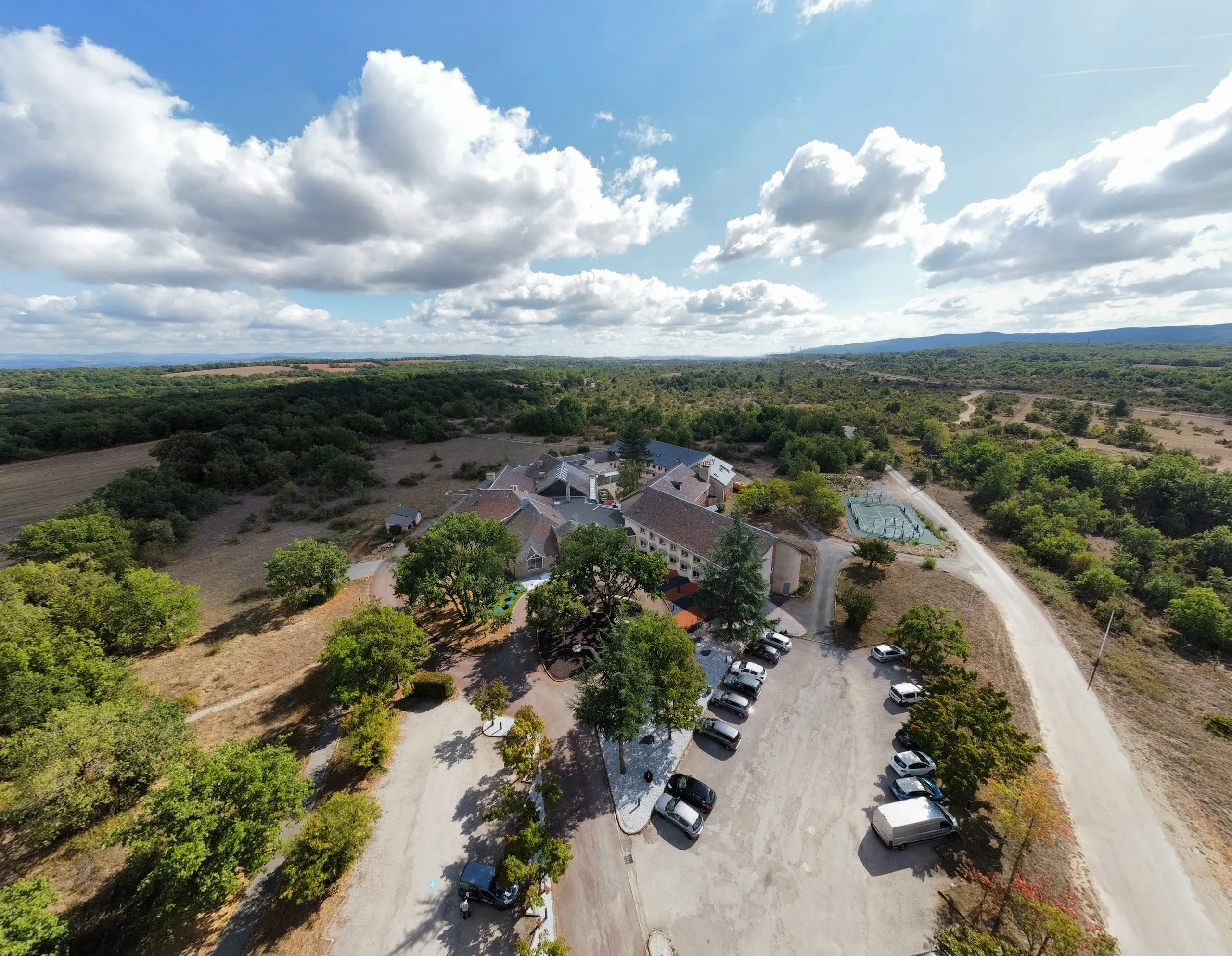 Vue aérienne d’un bâtiment entouré de nature