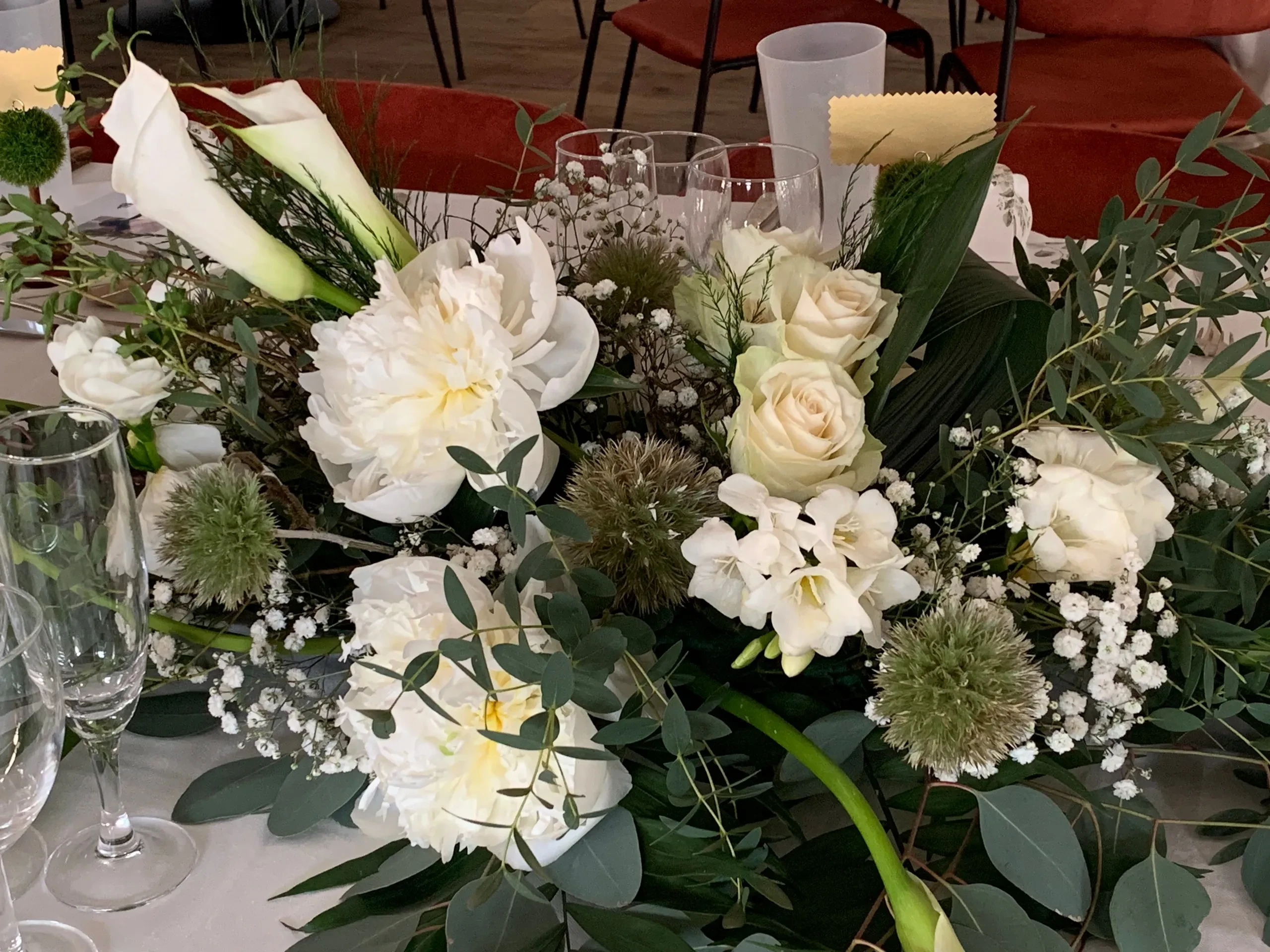 Centre de table floral blanc et vert élégant