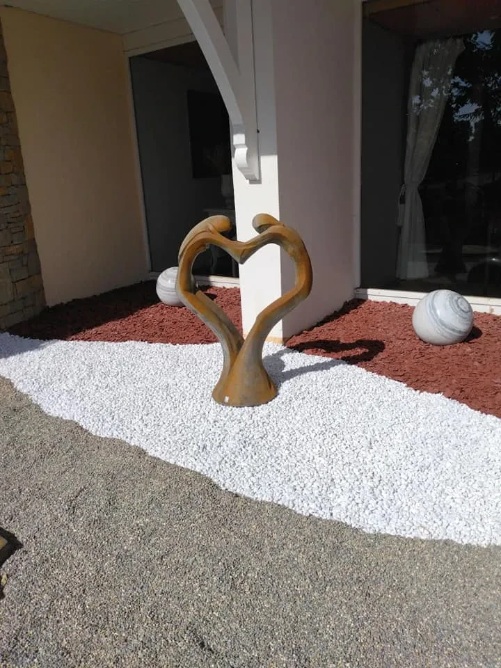 Sculpture en forme de cœur dans un jardin décoré