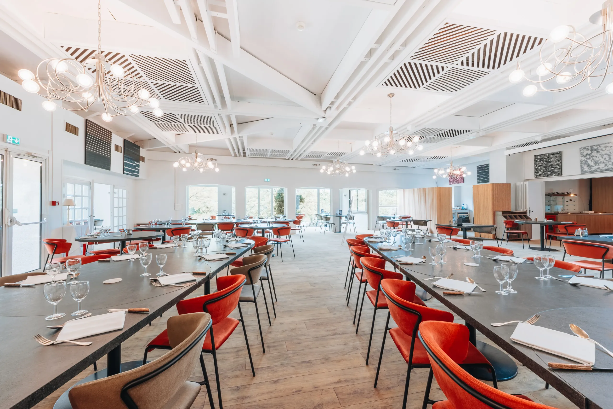 Salle de restaurant moderne lumineuse avec tables dressées