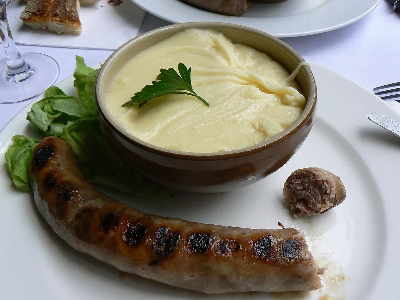 Saucisse grillée avec purée de pommes de terre crémeuse