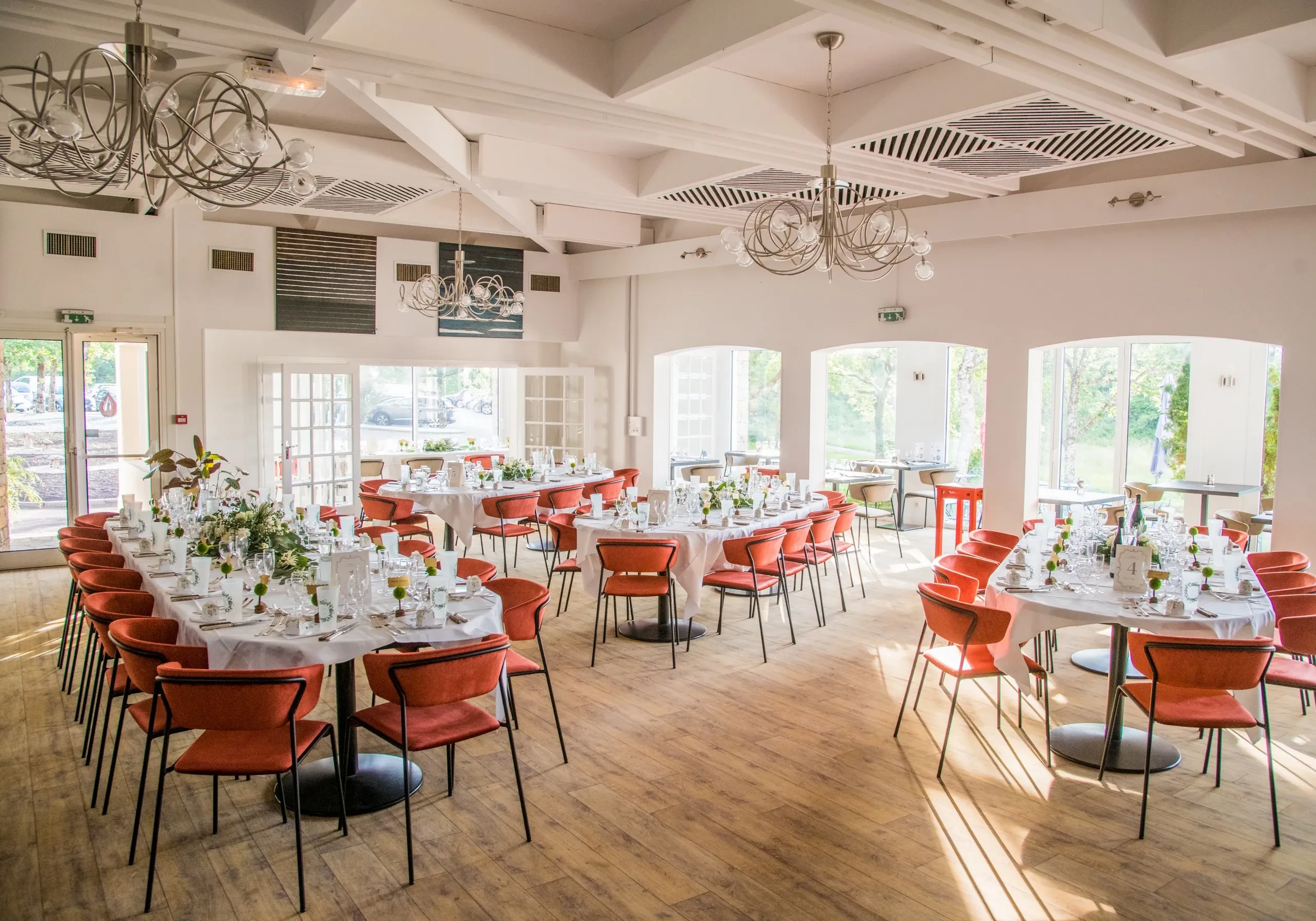 Salle de réception lumineuse décorée pour un repas.