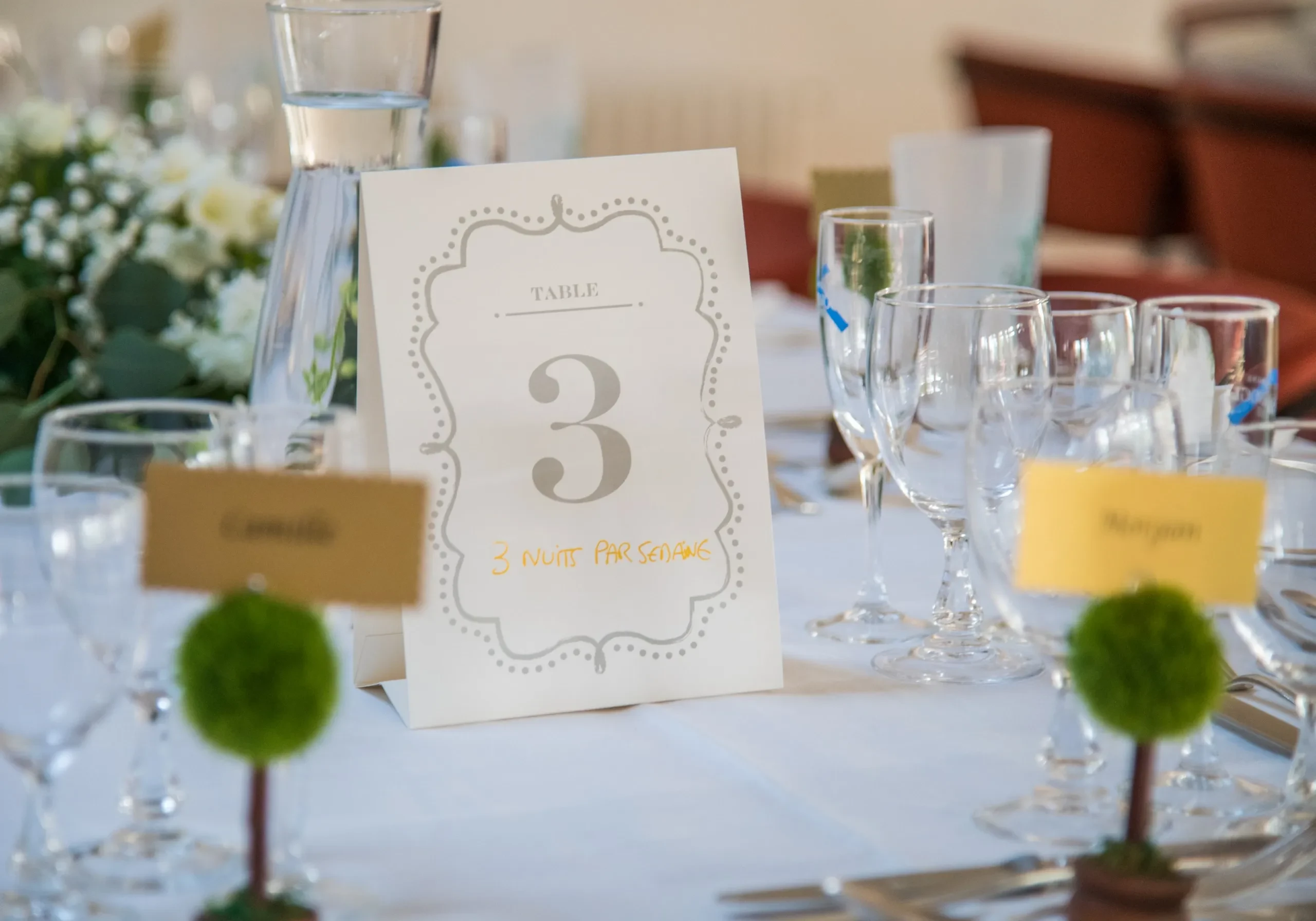 Table décorée avec numéro trois élégant