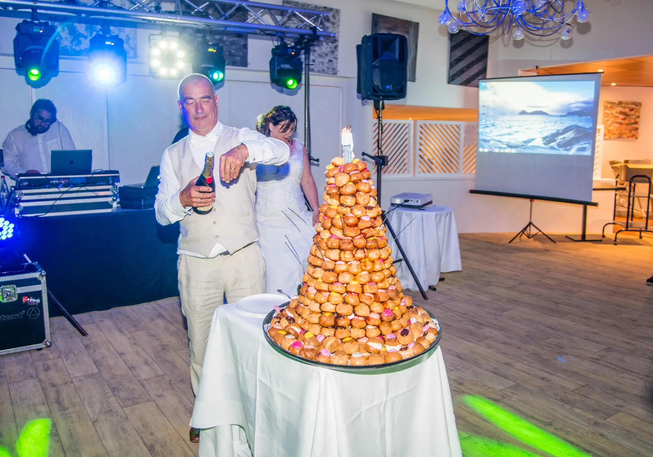 Mariage avec croquembouche et champagne