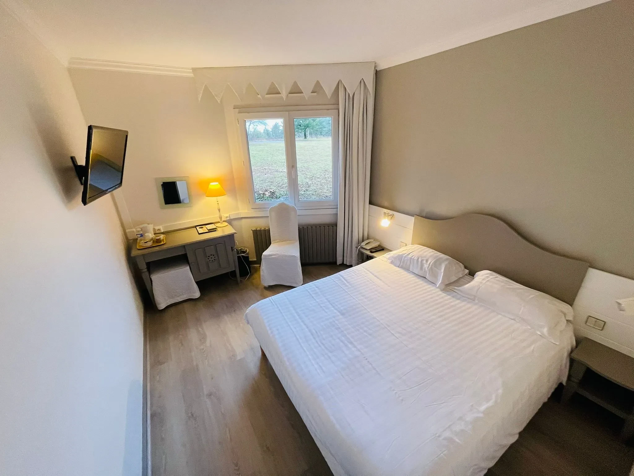 Chambre d’hôtel confortable avec lit double et bureau