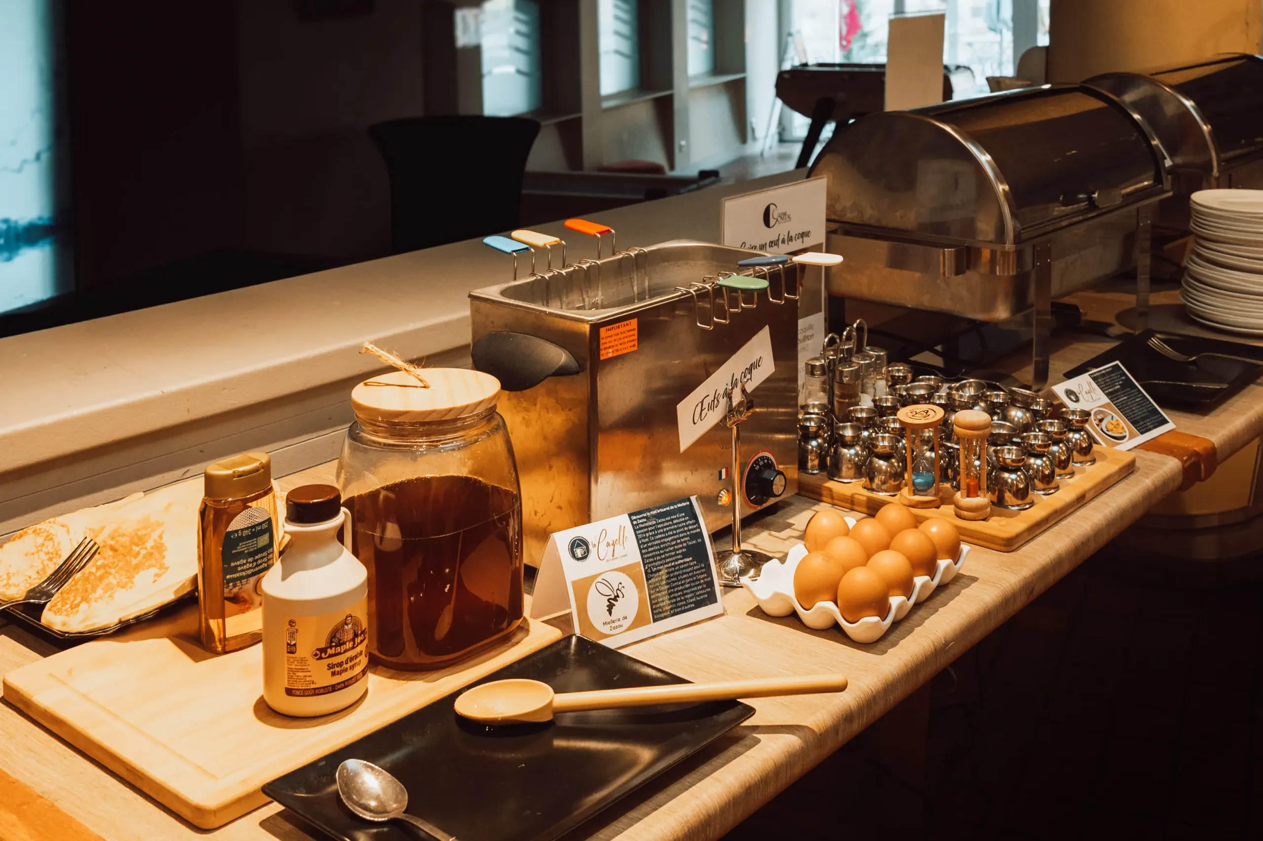 Buffet de petit-déjeuner avec œufs et miel.