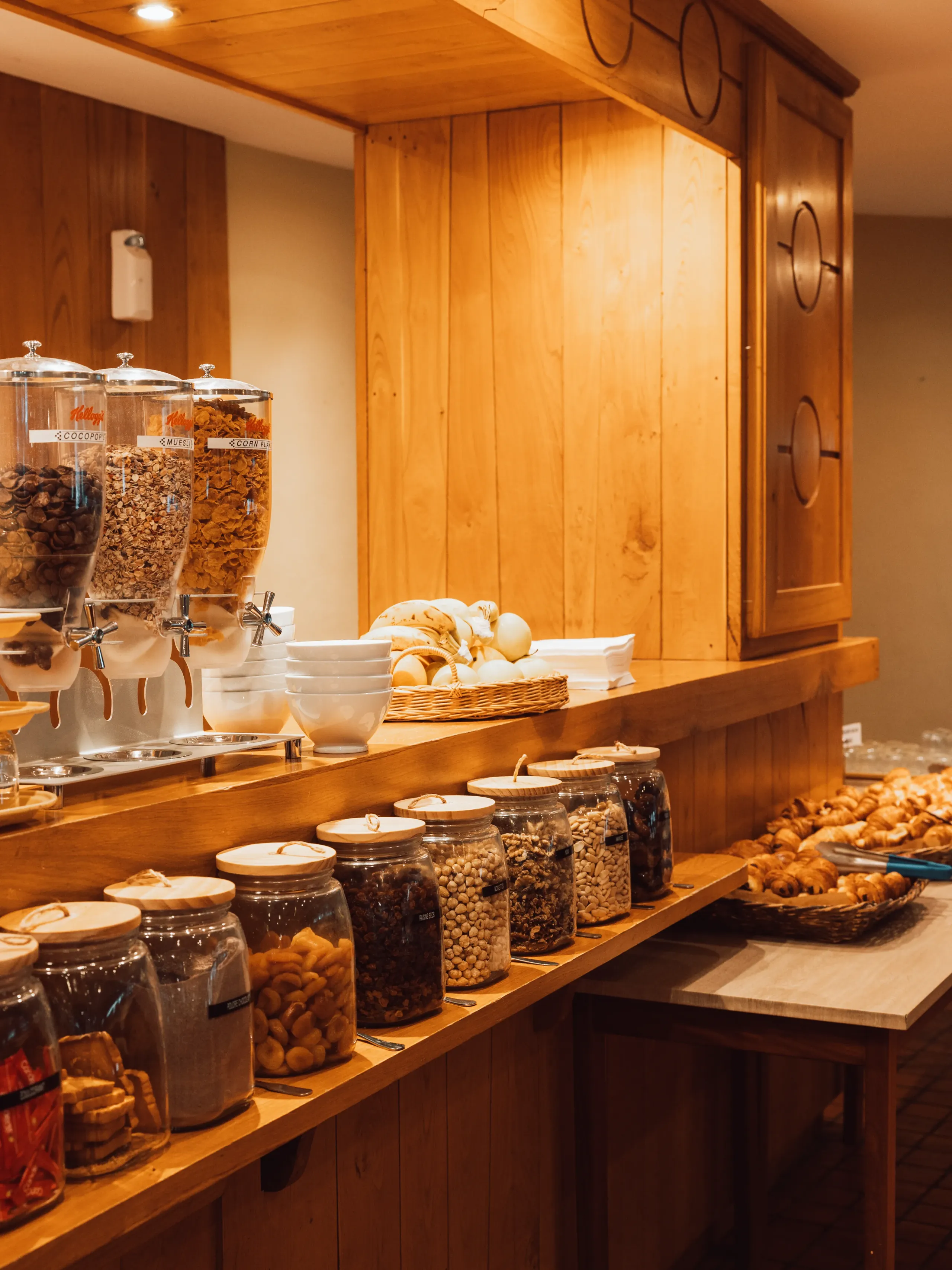 Buffet de petit-déjeuner avec céréales et viennoiseries