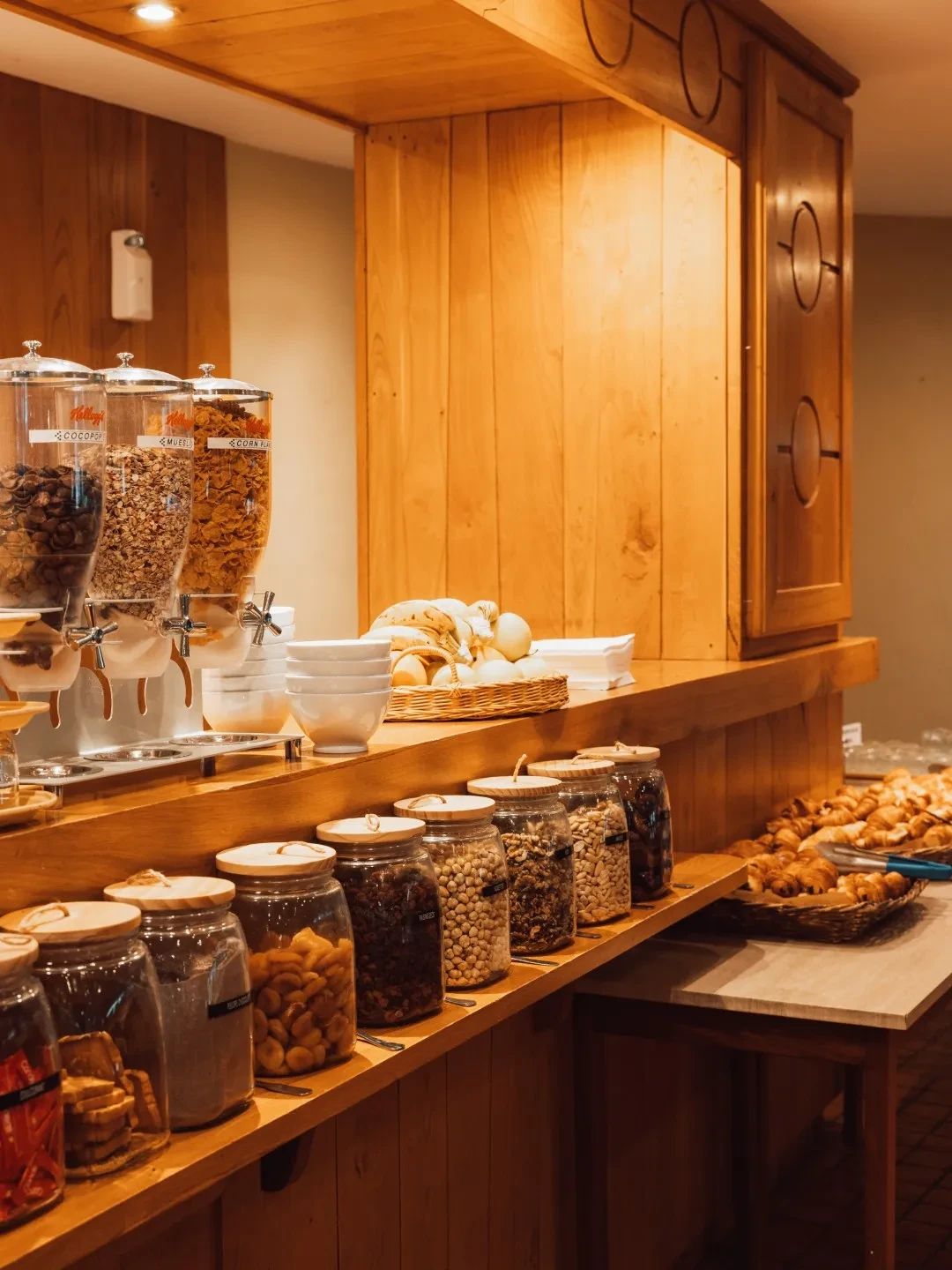 Buffet de petit-déjeuner avec céréales et viennoiseries