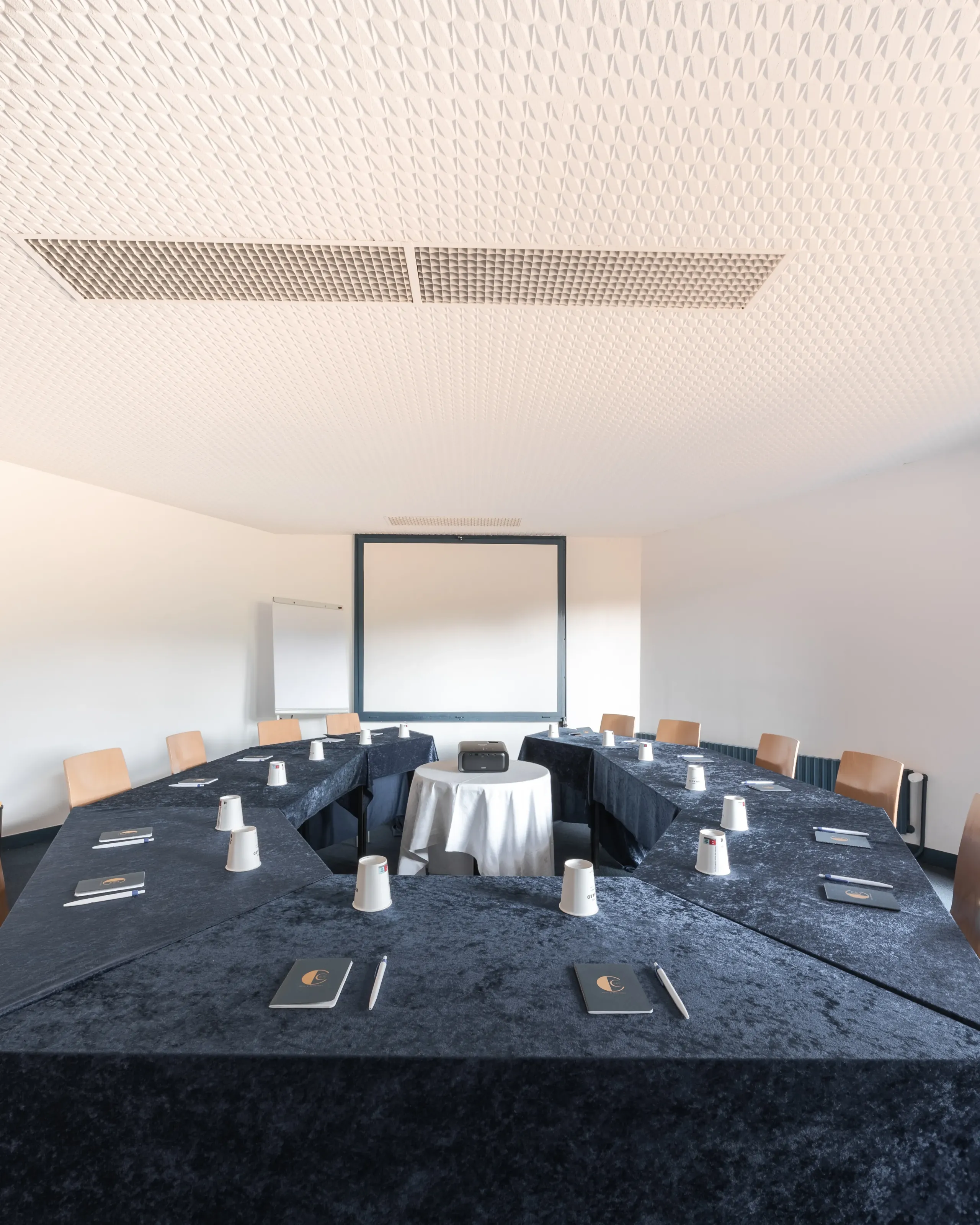 Salle de réunion préparée pour une conférence professionnelle