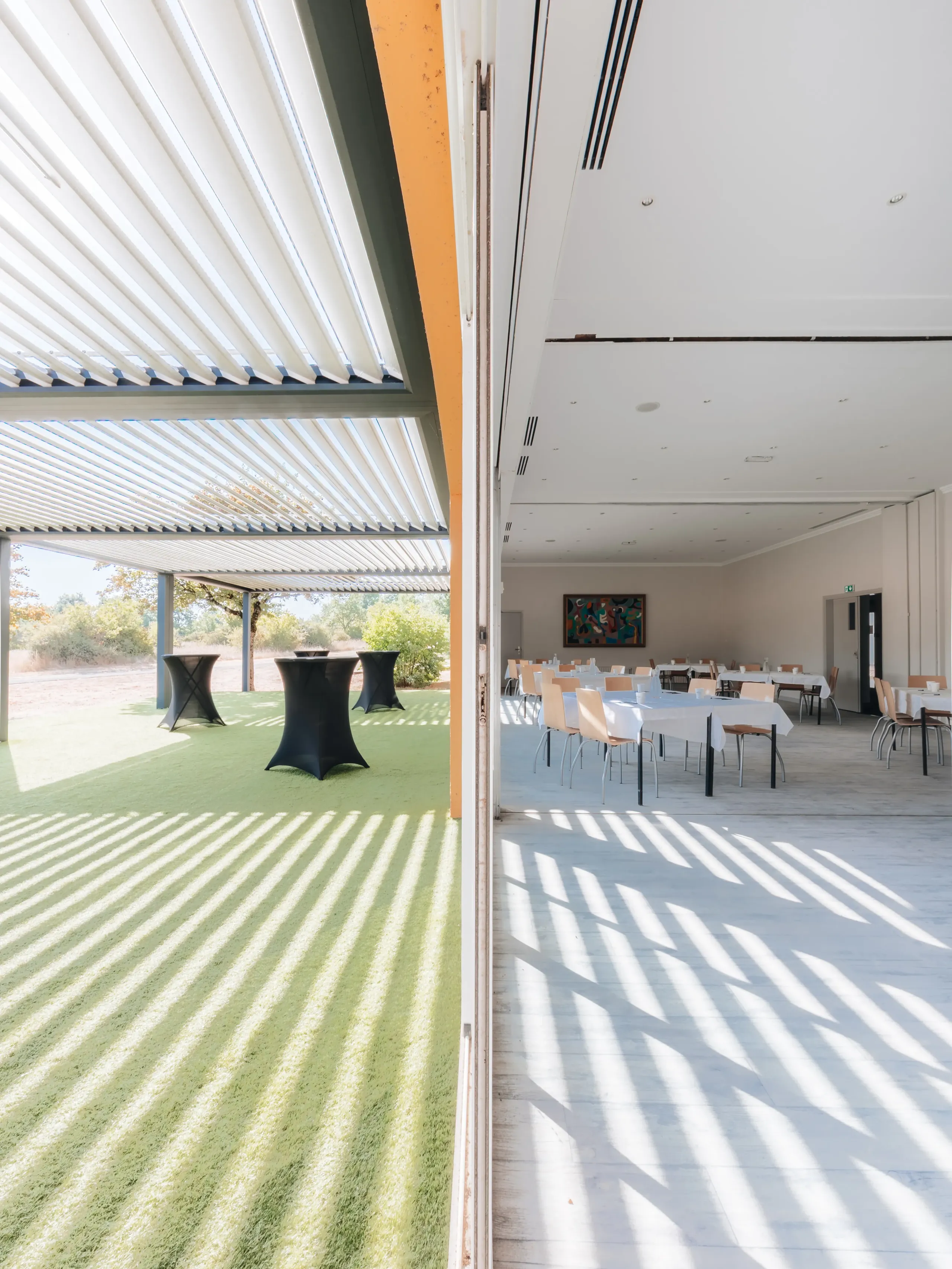 Salle de réception intérieure et terrasse ensoleillée