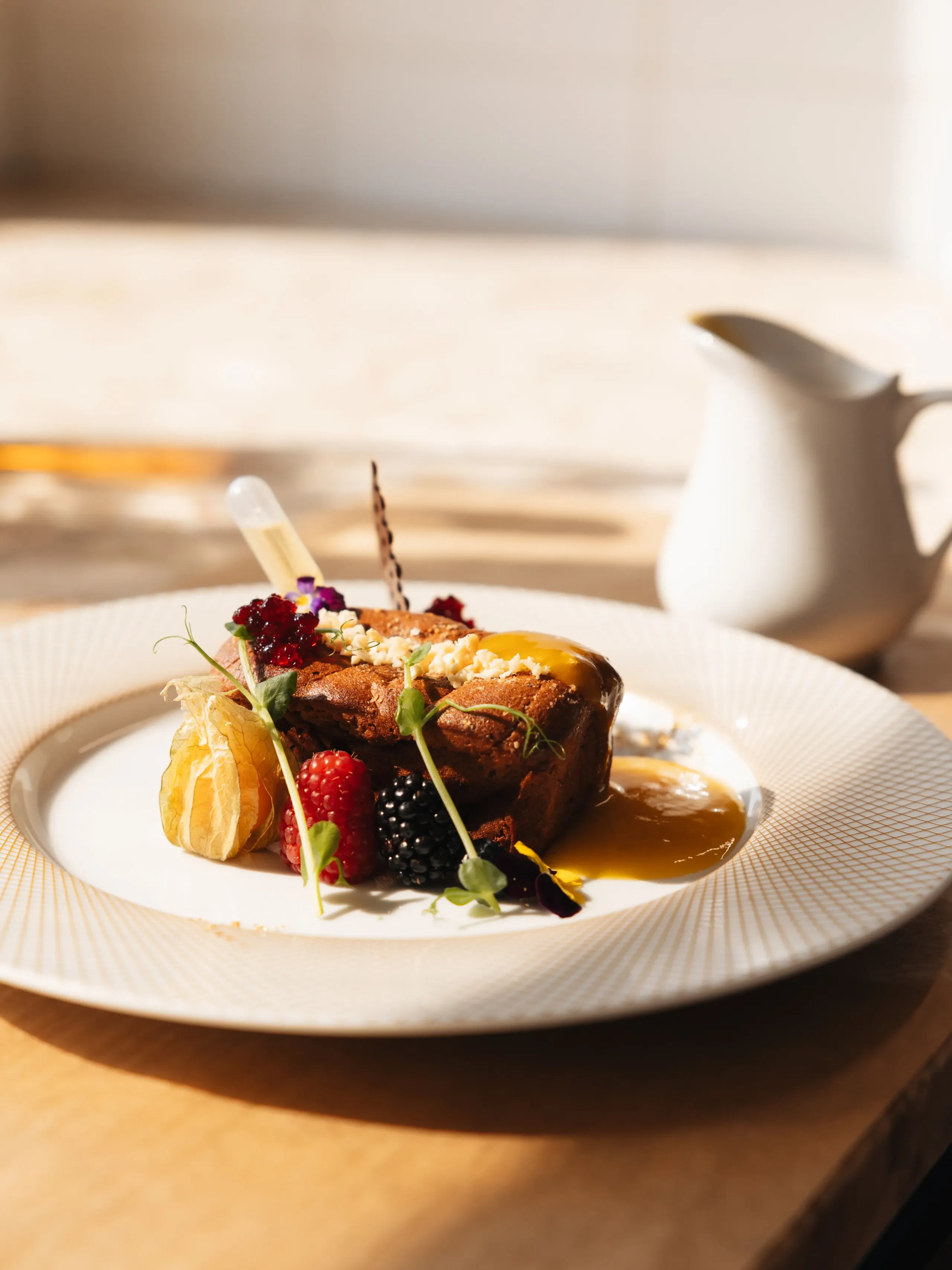 Dessert gourmand avec fruits rouges et coulis.