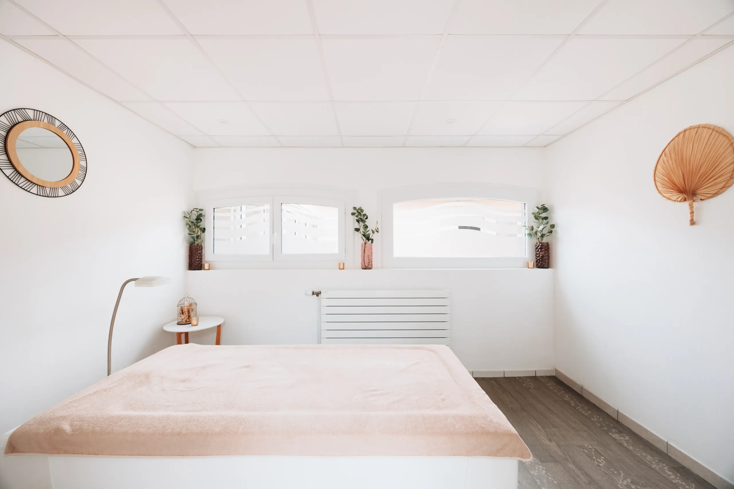 Chambre minimaliste lumineuse avec lit beige et décor naturel