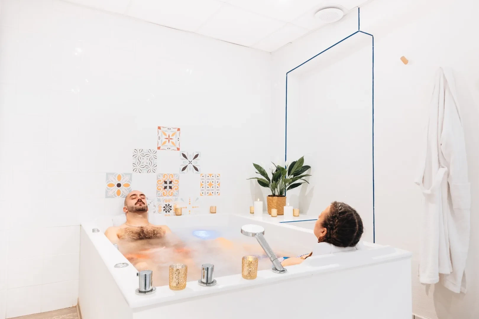 Couple se relaxant dans un bain moussant.
