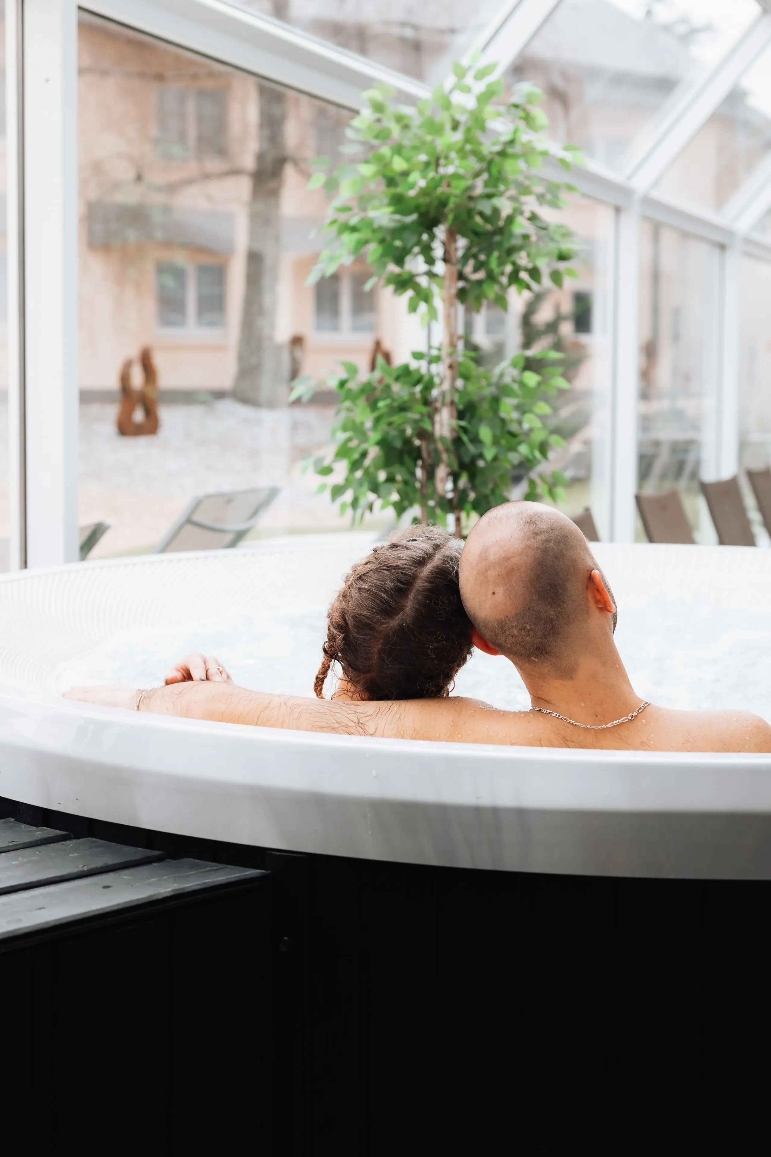 Couple se relaxant dans un jacuzzi intérieur
