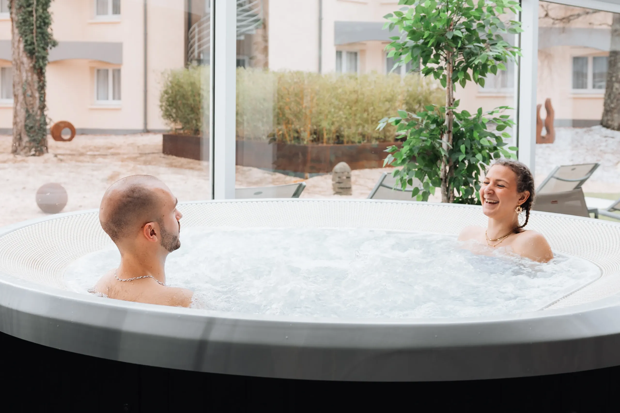 Couple relaxant dans un jacuzzi intérieur lumineux