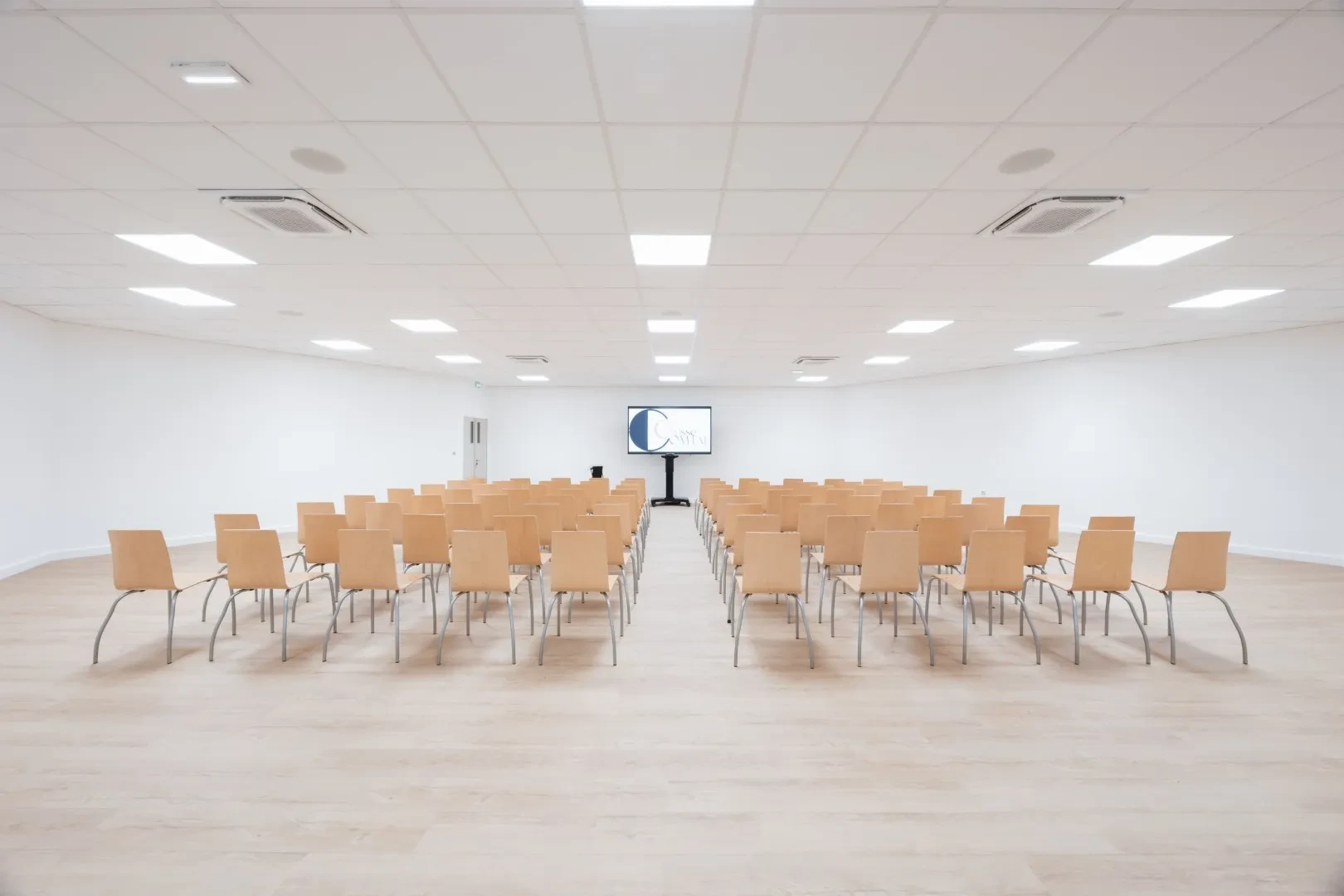 Salle de conférence moderne avec rangées de chaises