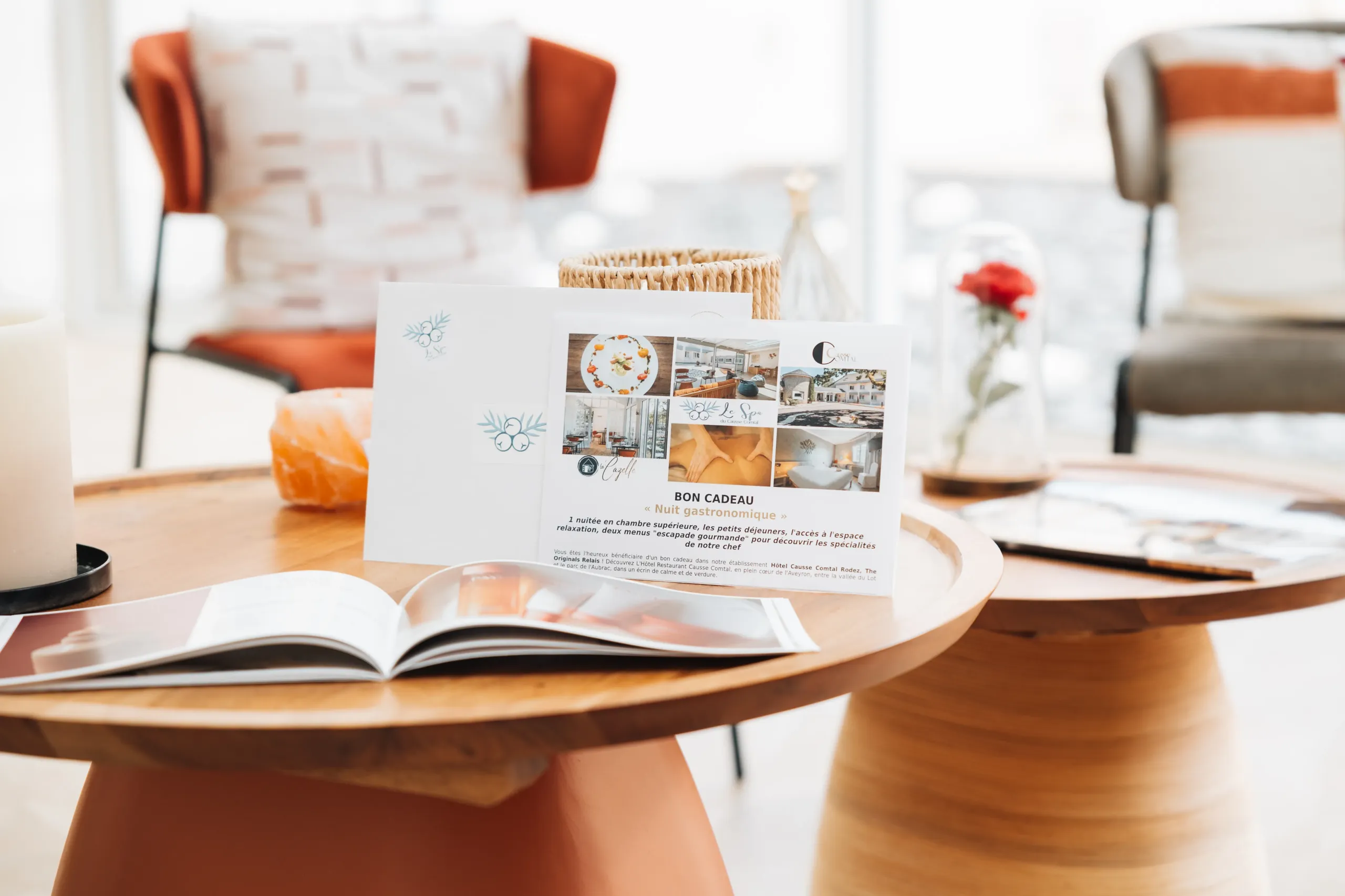 Carte cadeau gastronomique sur table en bois