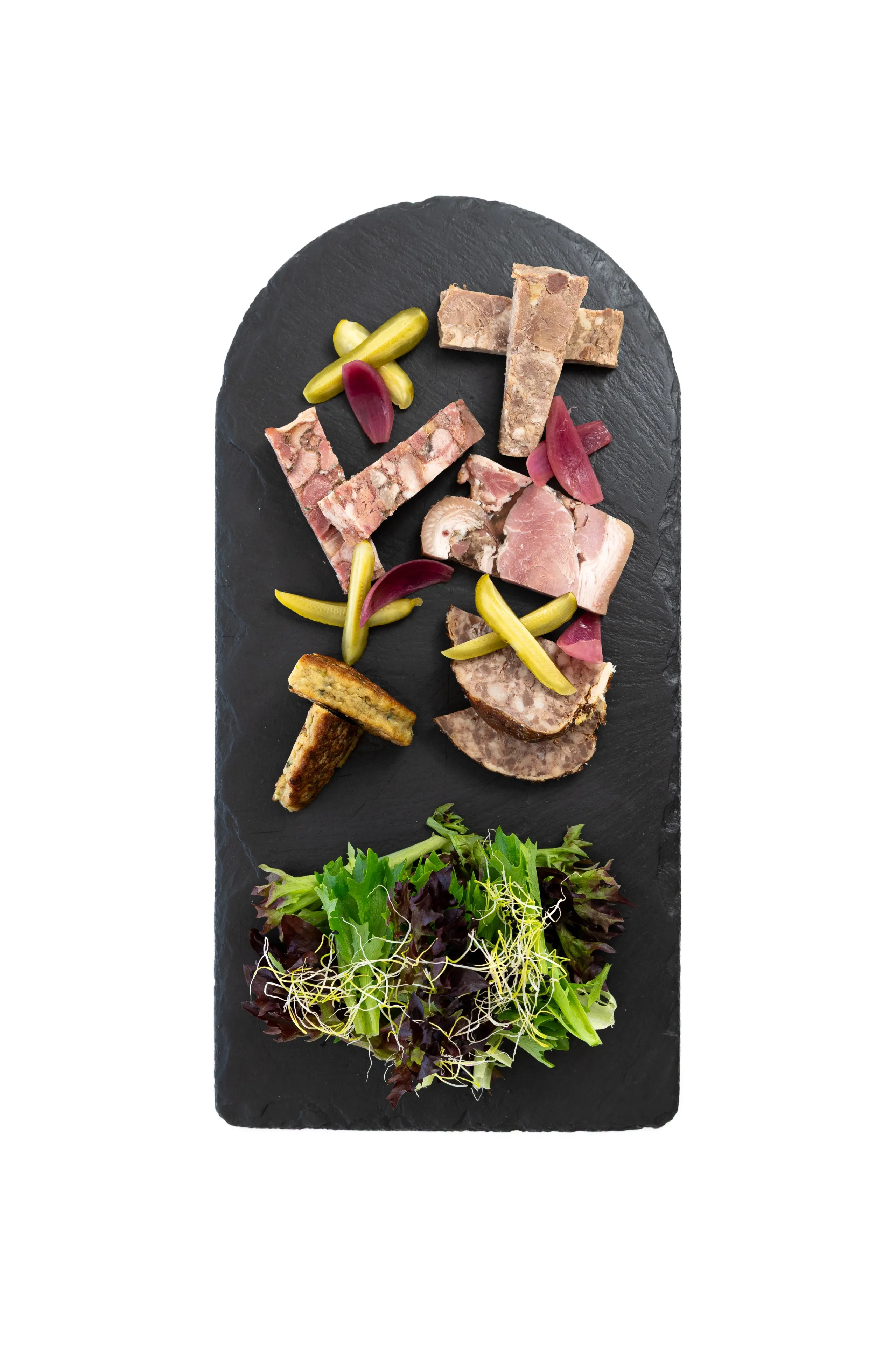 Assiette de charcuterie avec cornichons et salade verte