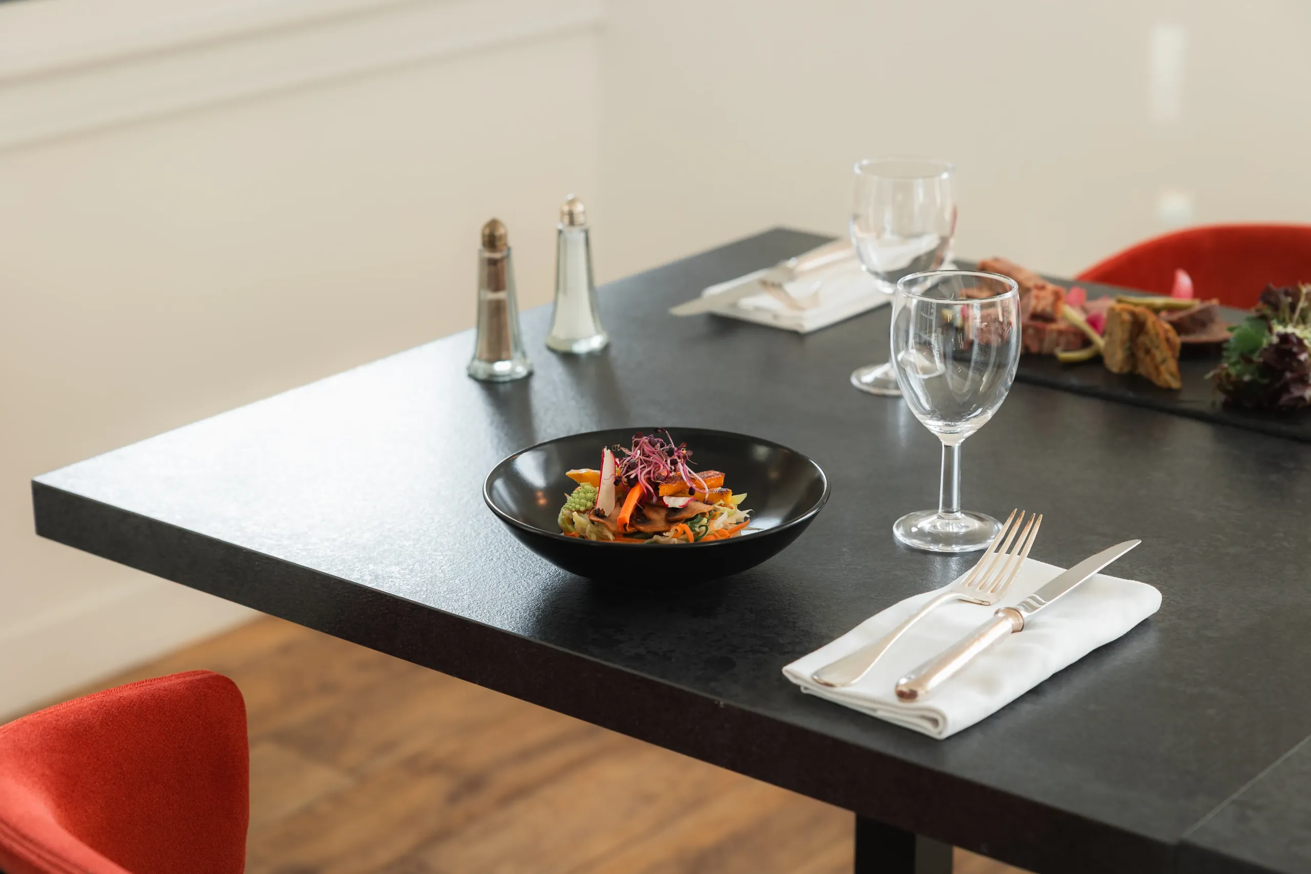 Assiette de légumes colorés sur table élégante