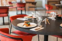 Table de restaurant élégante avec plat gastronomique