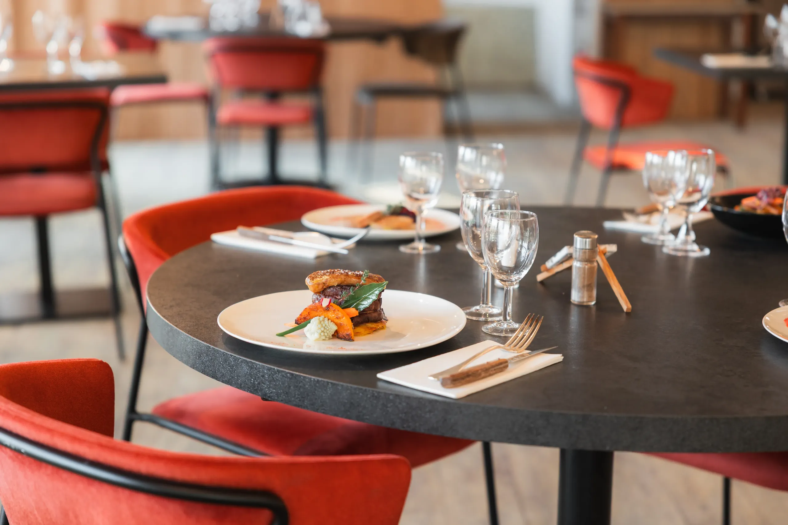 Table de restaurant élégante avec plat gastronomique