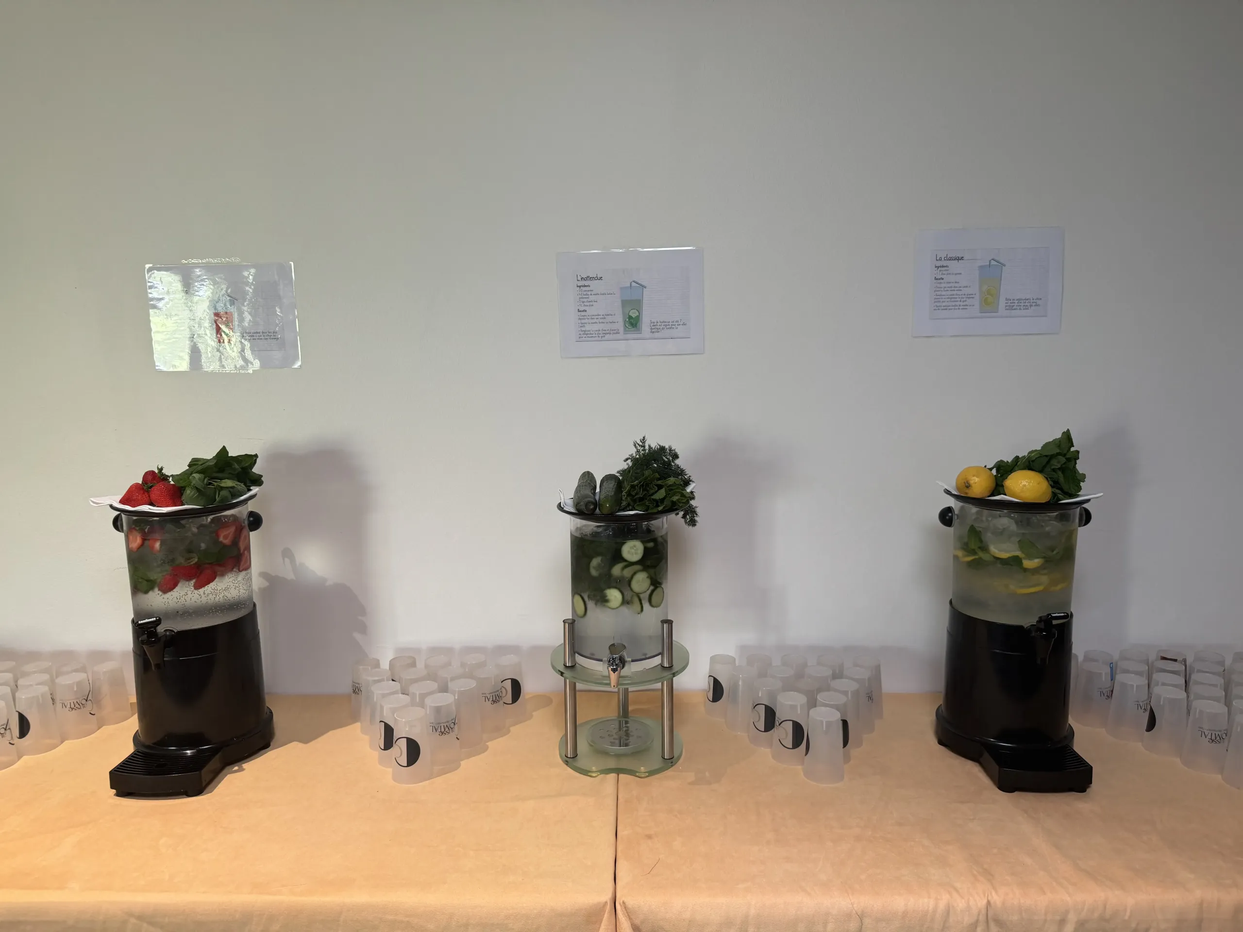 Fontaines d’eau aromatisée avec fruits et herbes fraîches.