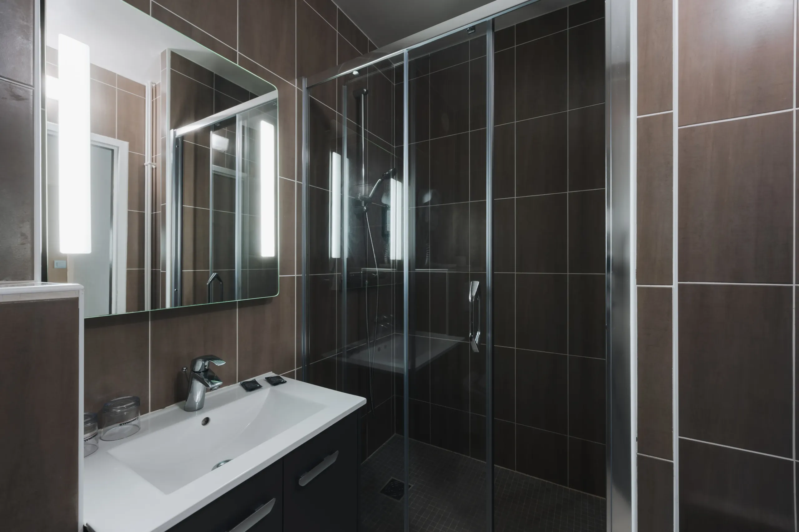 Salle de bain moderne avec douche en verre