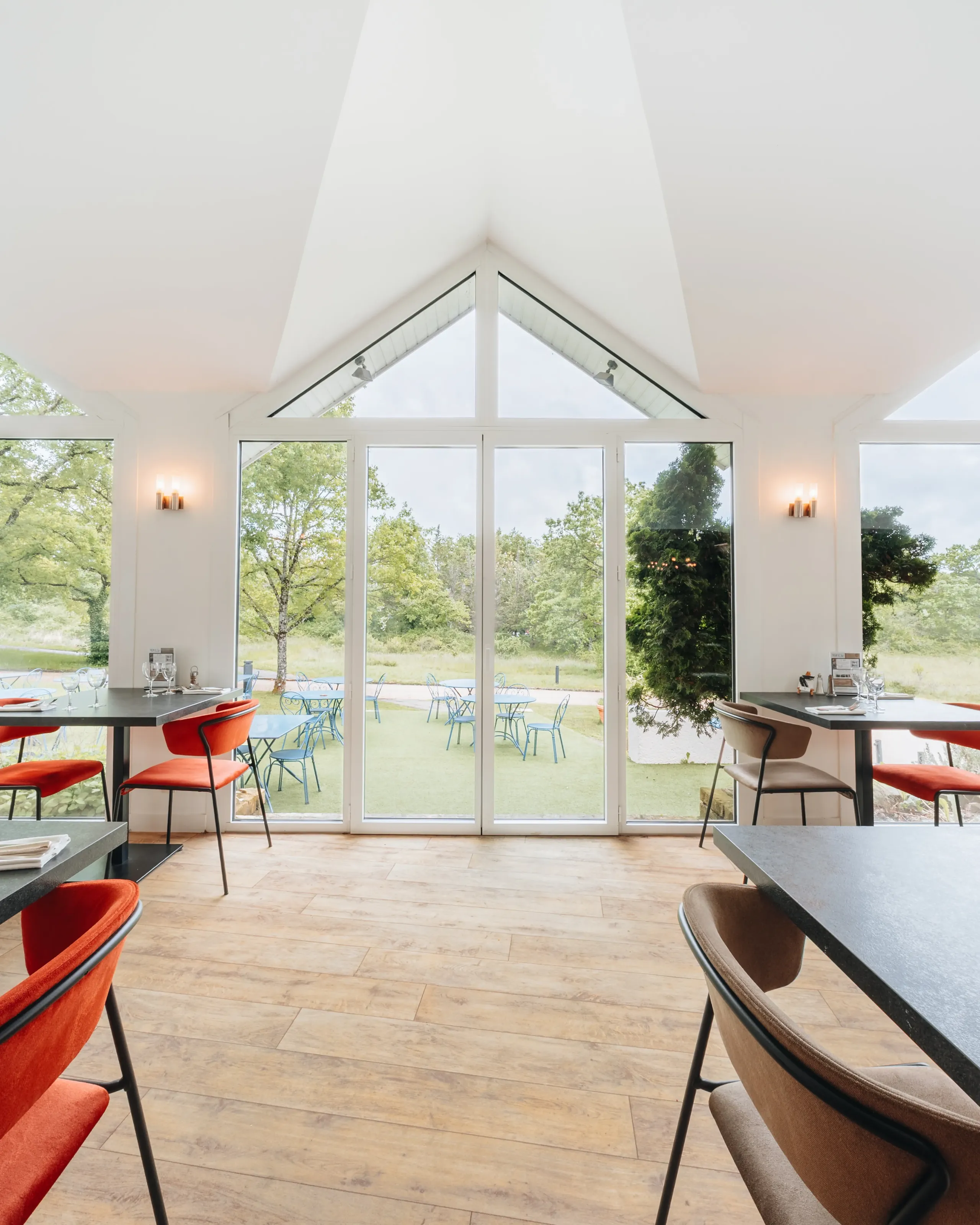 Salle lumineuse avec vue sur terrasse verdoyante