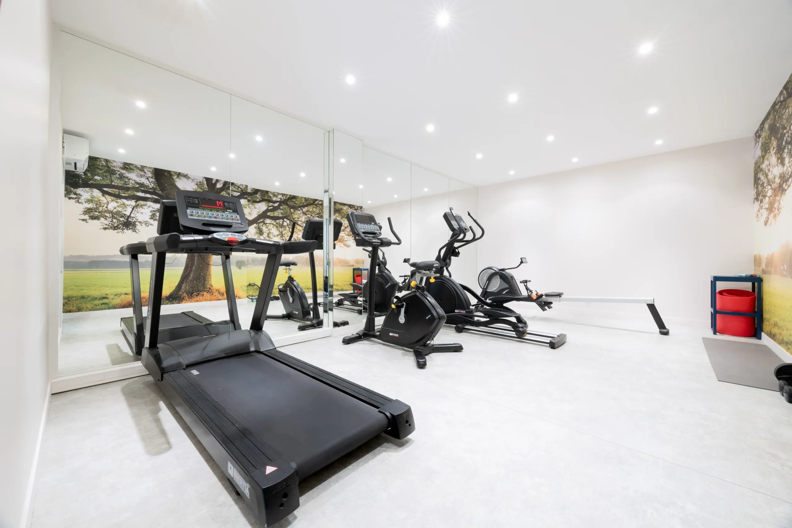 Salle de sport moderne avec équipements de cardio-training