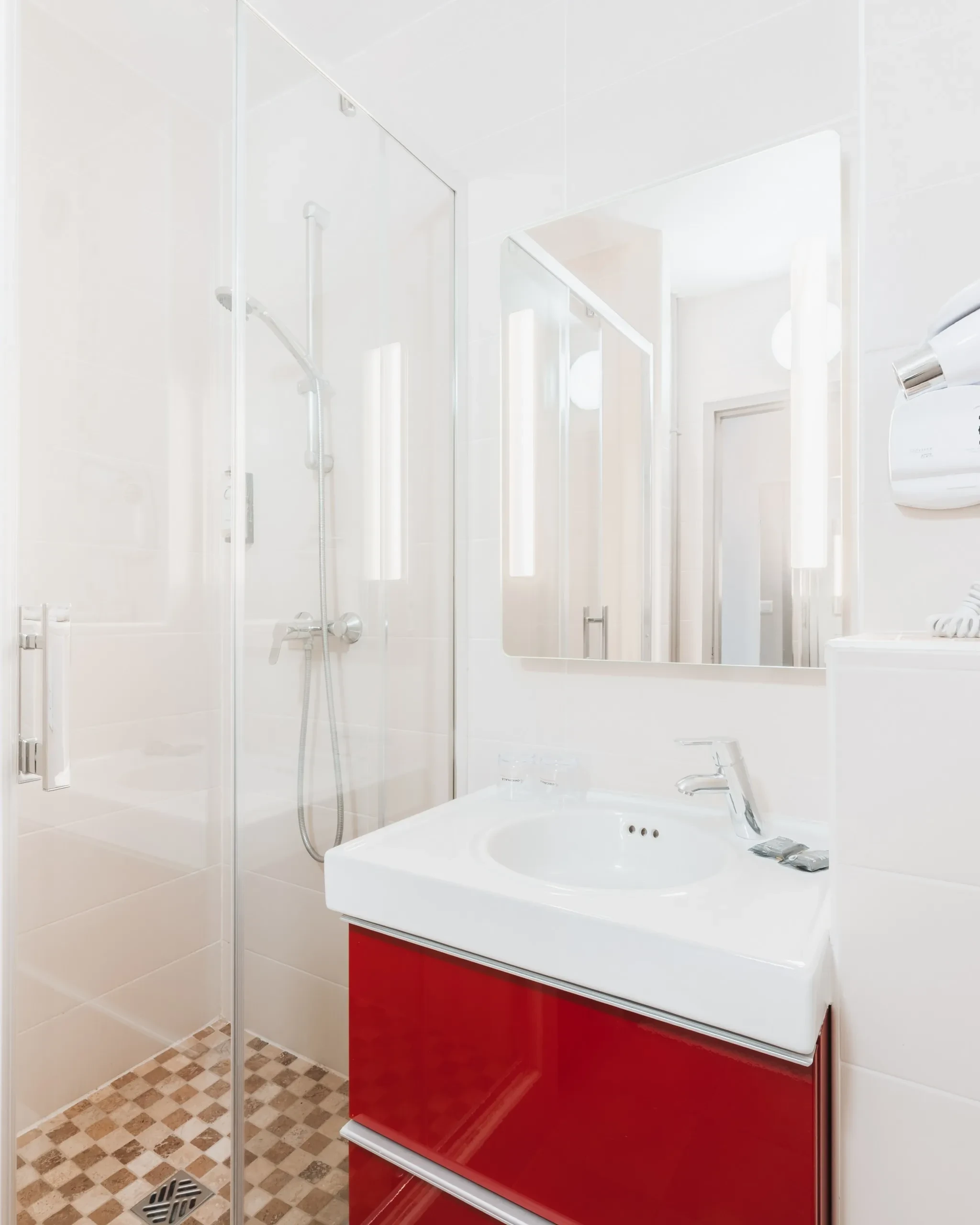 Salle de bain moderne avec douche et lavabo rouge