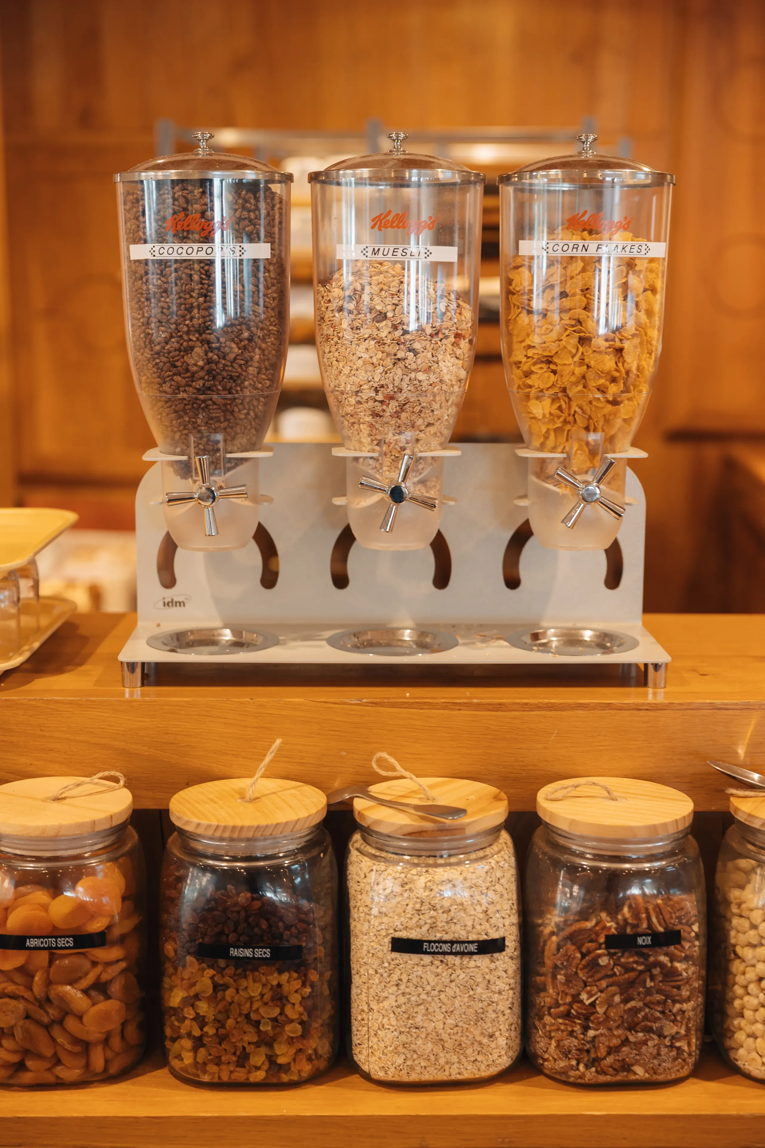 Distributeurs et bocaux de céréales et fruits secs