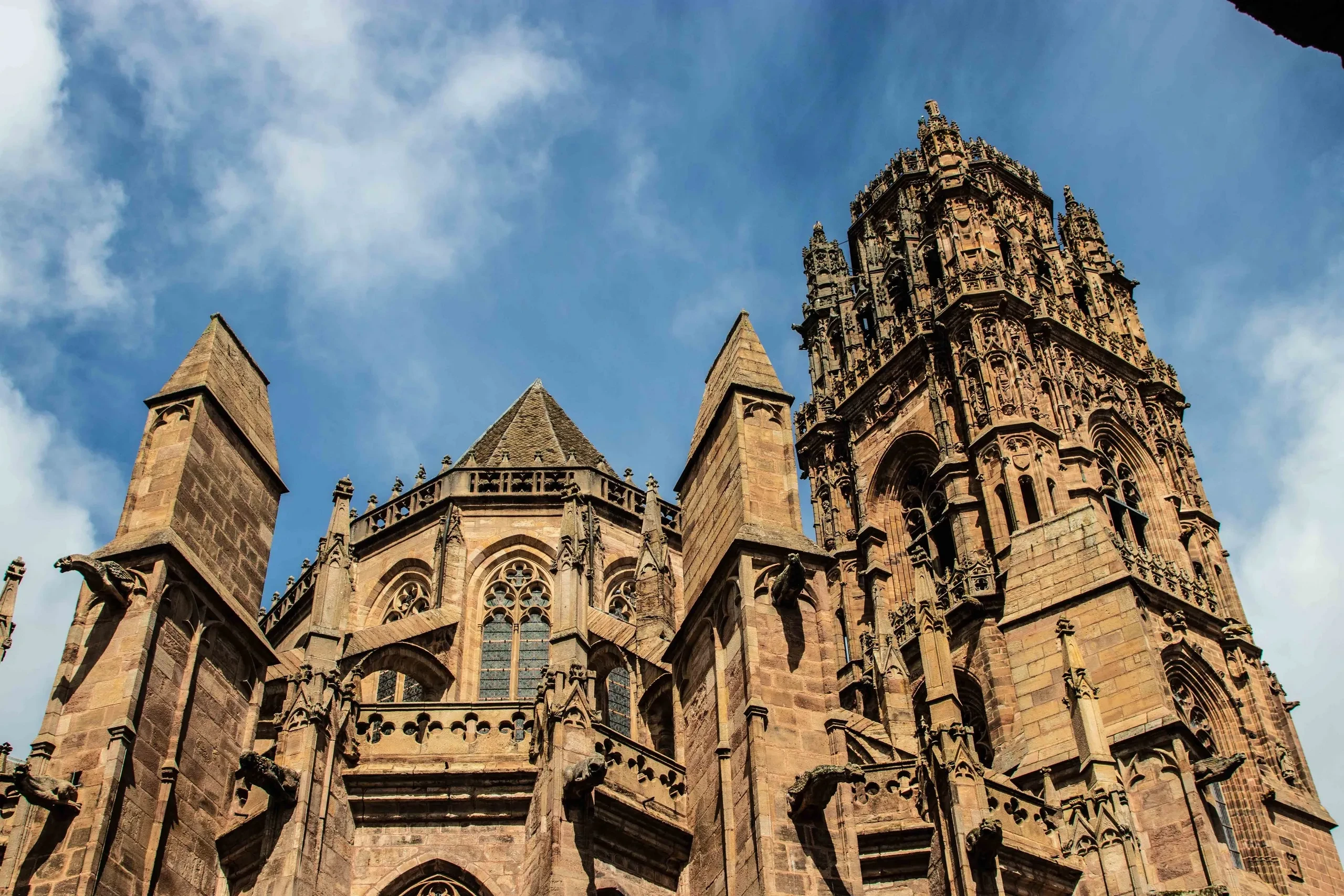 Cathédrale gothique en pierre sous ciel bleu