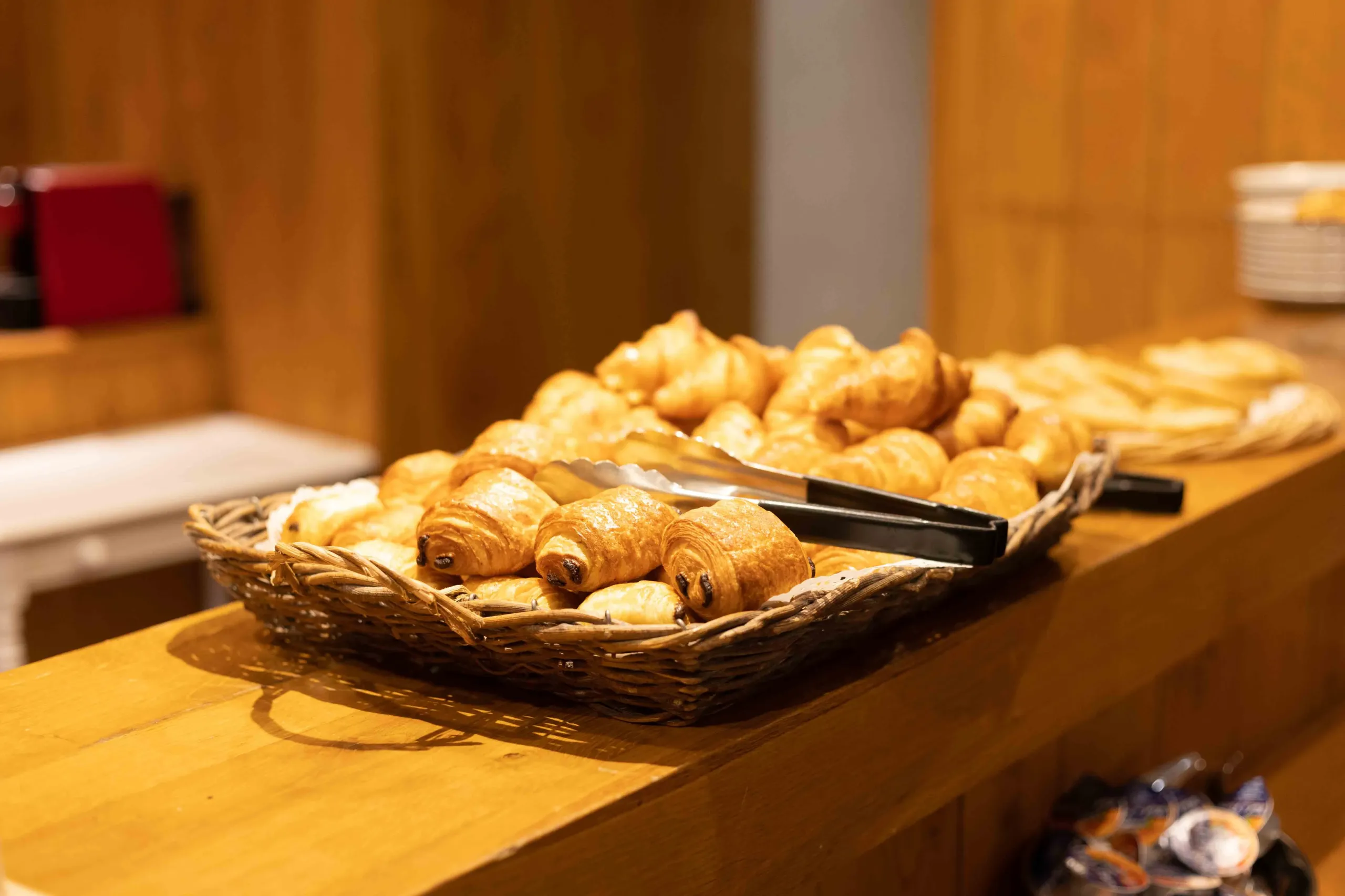 Corbeille de croissants et pains au chocolat.
