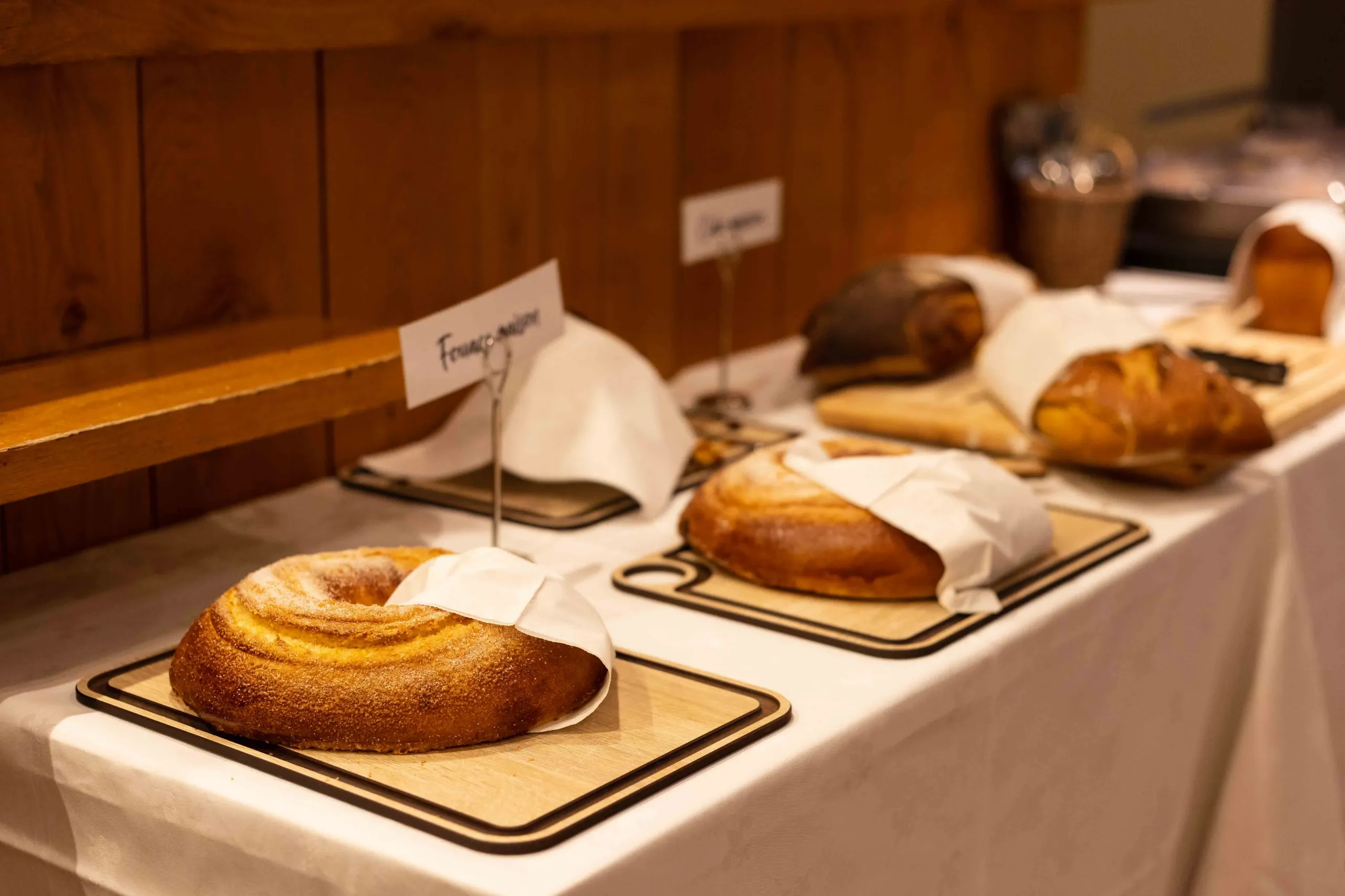 Assortiment de pains et brioches sur une table.